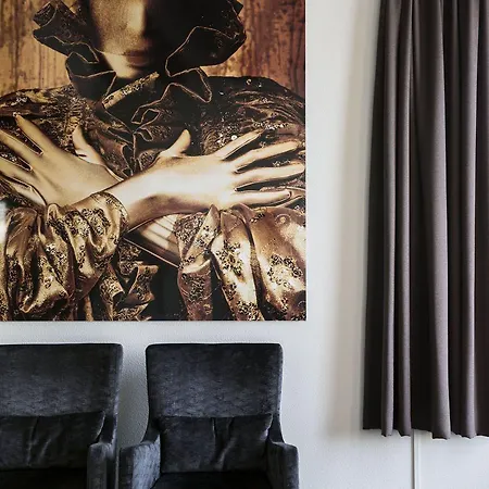 Nyx Rembrandt Square 4*