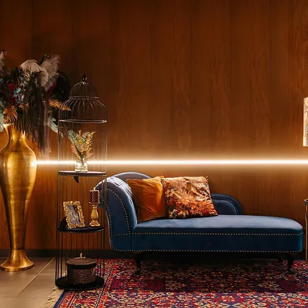 Nyx Rembrandt Square 4*