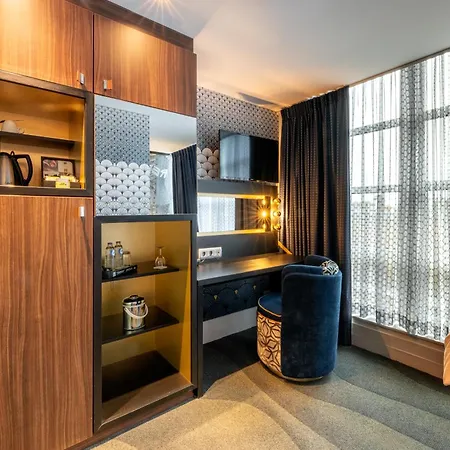 Nyx Rembrandt Square 4*