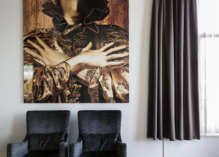 Nyx Rembrandt Square 4*