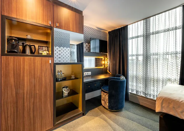 Nyx Rembrandt Square 4*