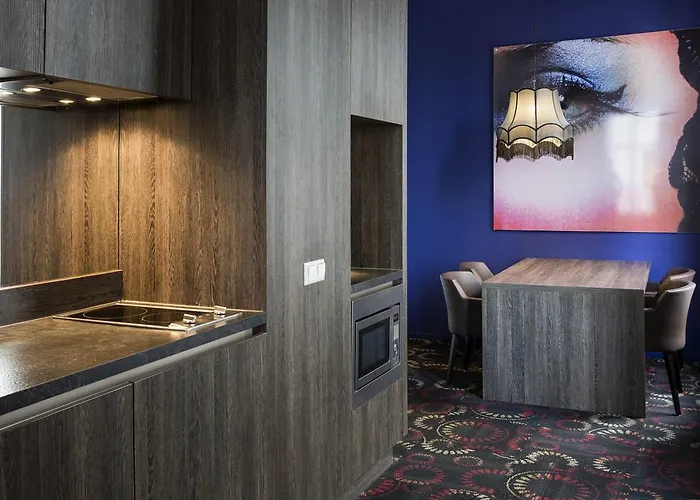 Nyx Rembrandt Square