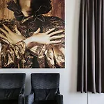 Nyx Rembrandt Square 4*